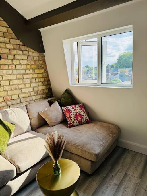 Stylish Two-Story London Retreat Apartment Exterior foto