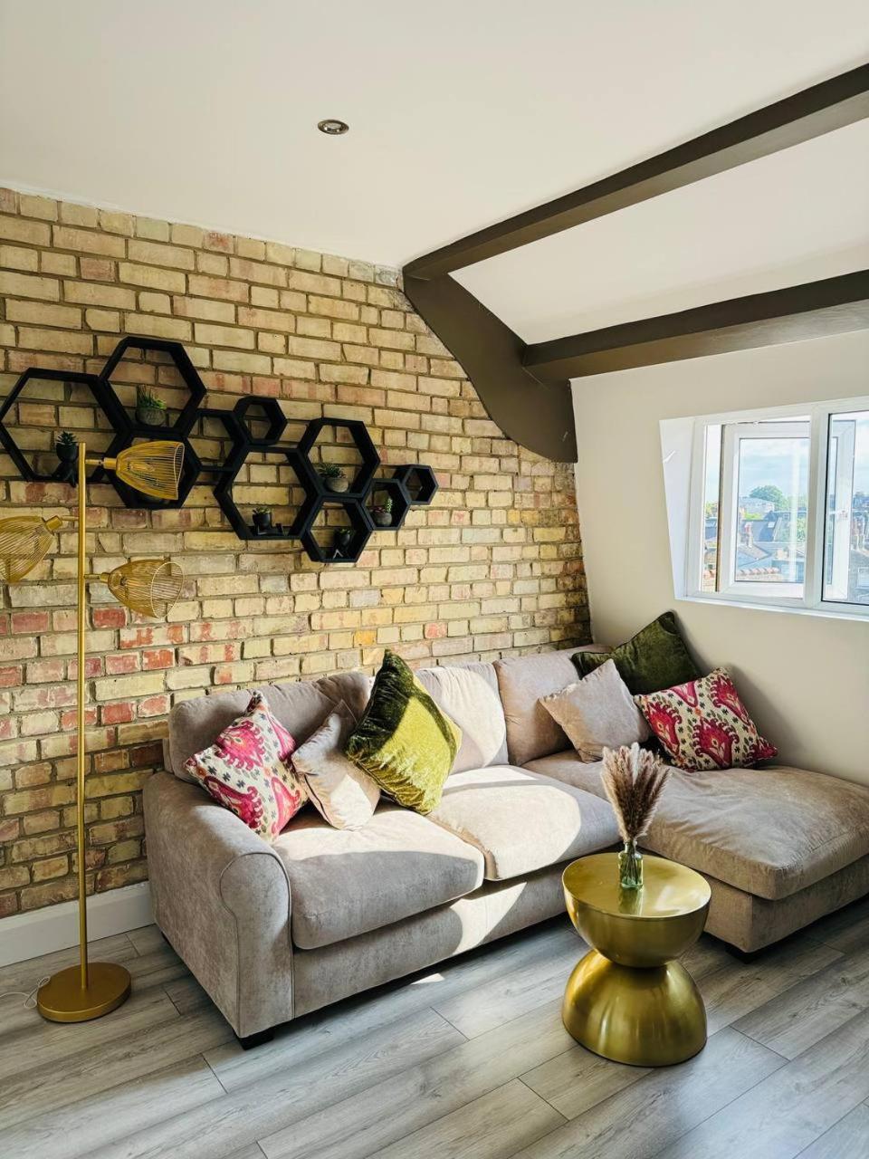 Stylish Two-Story London Retreat Apartment Exterior foto